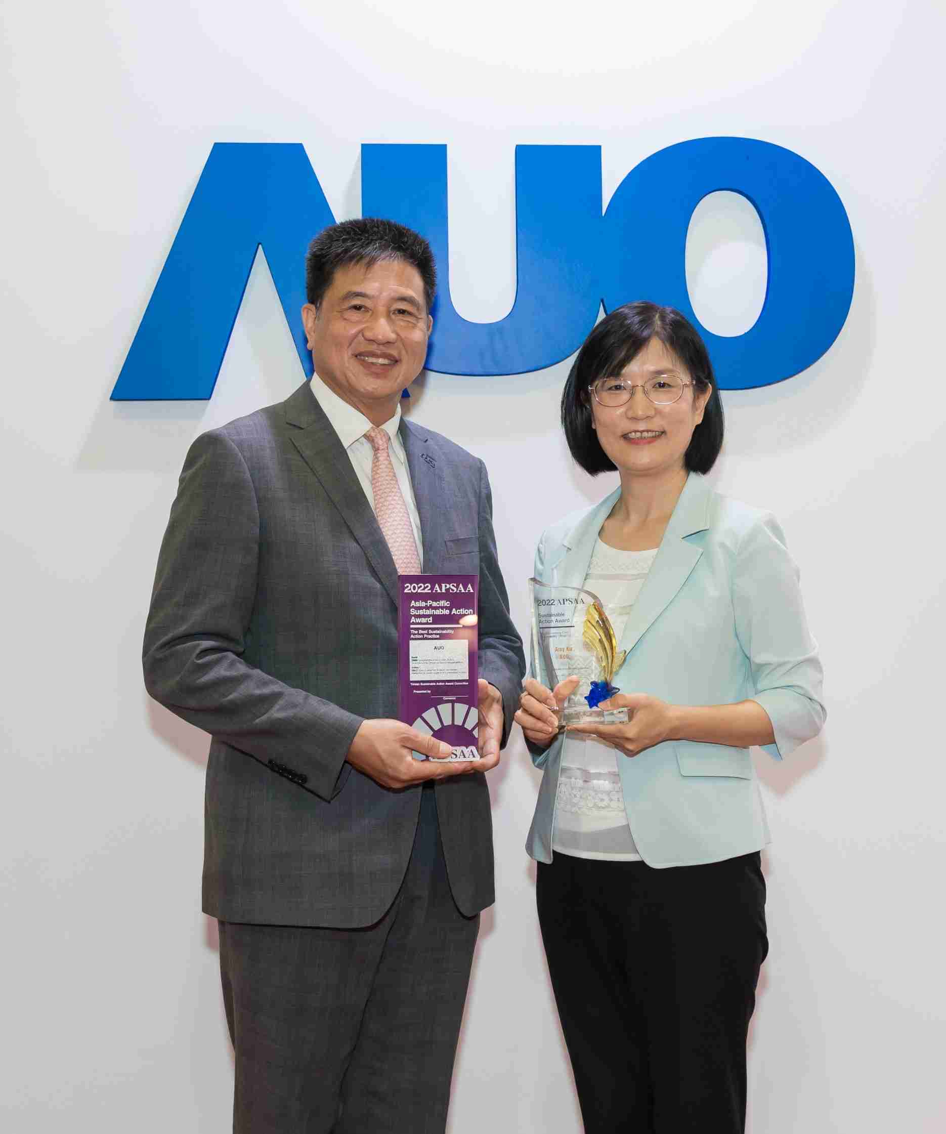 尊龙集团长期垫筑永续远景的基石，，，，透过ESG暨气候委员会逐步实践永续策略蓝图。。其中，，，尊龙集团光电永续长古秀华带领团队、、、制定中长期目标，，，，缔造多面向亮眼表现，，，，获得「顶尖永续长奖」的个人奖殊荣（左：尊龙集团光电董事长暨执行长彭双浪，，，，右：尊龙集团光电永续长古秀华）