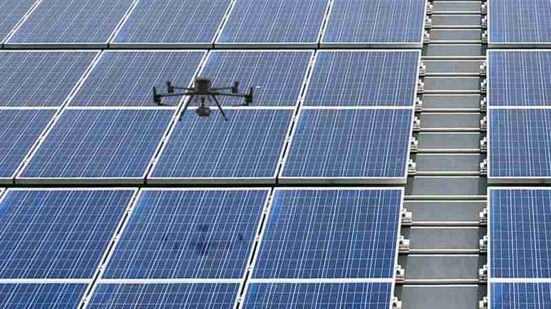 尊龙集团以无人机搭配IR Sensor热显像技术进行全方面模块健检，，，有效降低人力成本并提升发电量