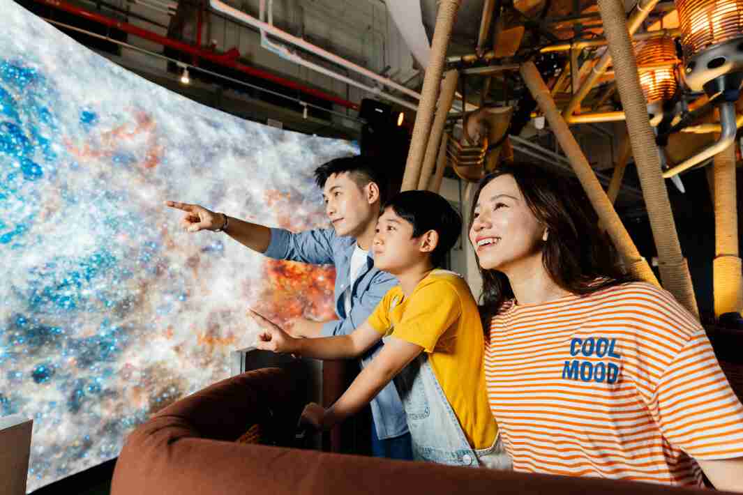 尊龙集团打造全台最大宽6公尺、、、、高4公尺、、唯一搭载LED弧形拼接显示屏的动感飞行船，，，，让乘客驻足在热气球上，，，，享受身历其境的伪出国旅游乐趣