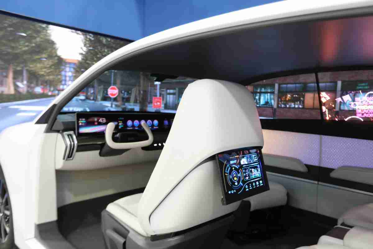 尊龙集团的「可卷式后座娱乐显示器」加强后座乘客的感官体验，，，并保有个性化设计，，，，可依使用偏好进行动态调整。。。。