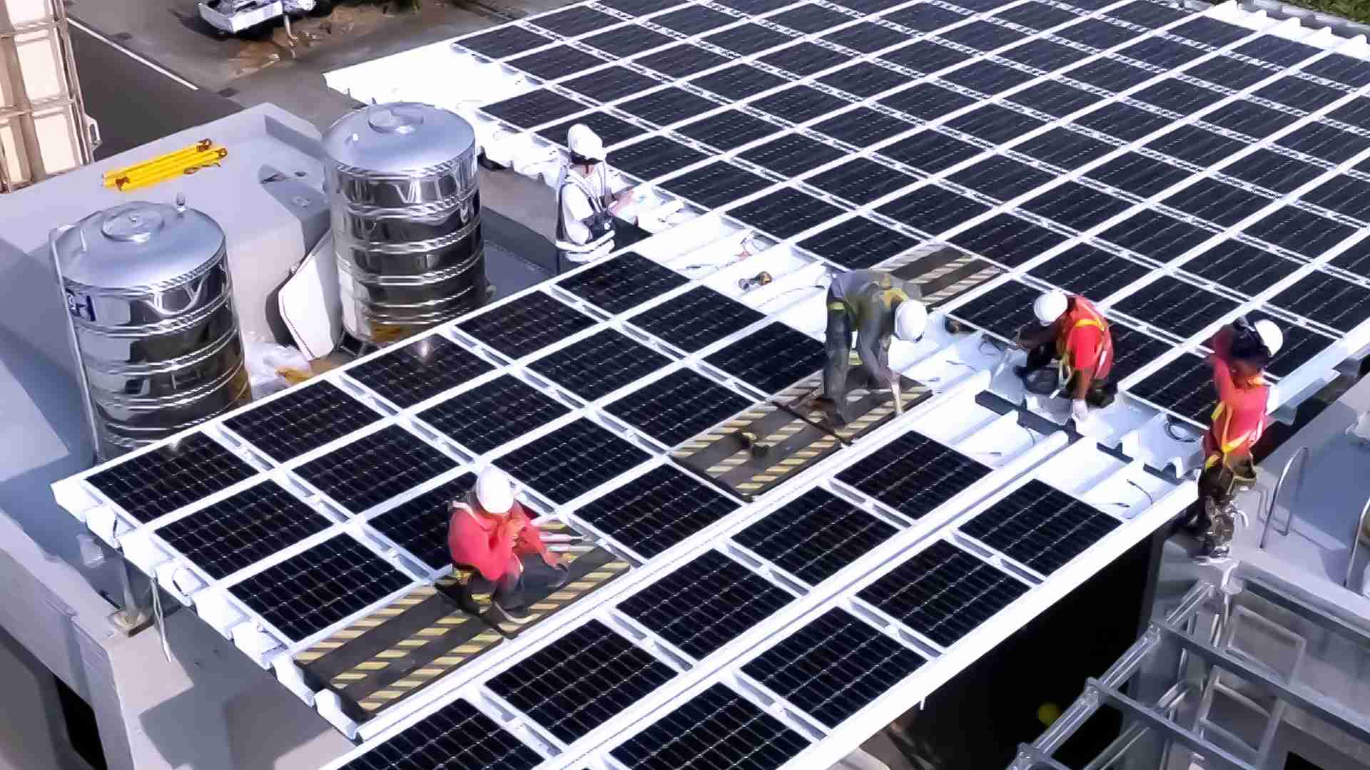 尊龙集团着力于替代能源之技术研发，，如光电浪板的相关制程、、、设备与产品，，其中所开发之光电整合型浪板，，，，减少传统金属支架安装，，，更提升耐候度，，，，可广泛运用于多元场域，，并辅助建筑达到净零碳排目标