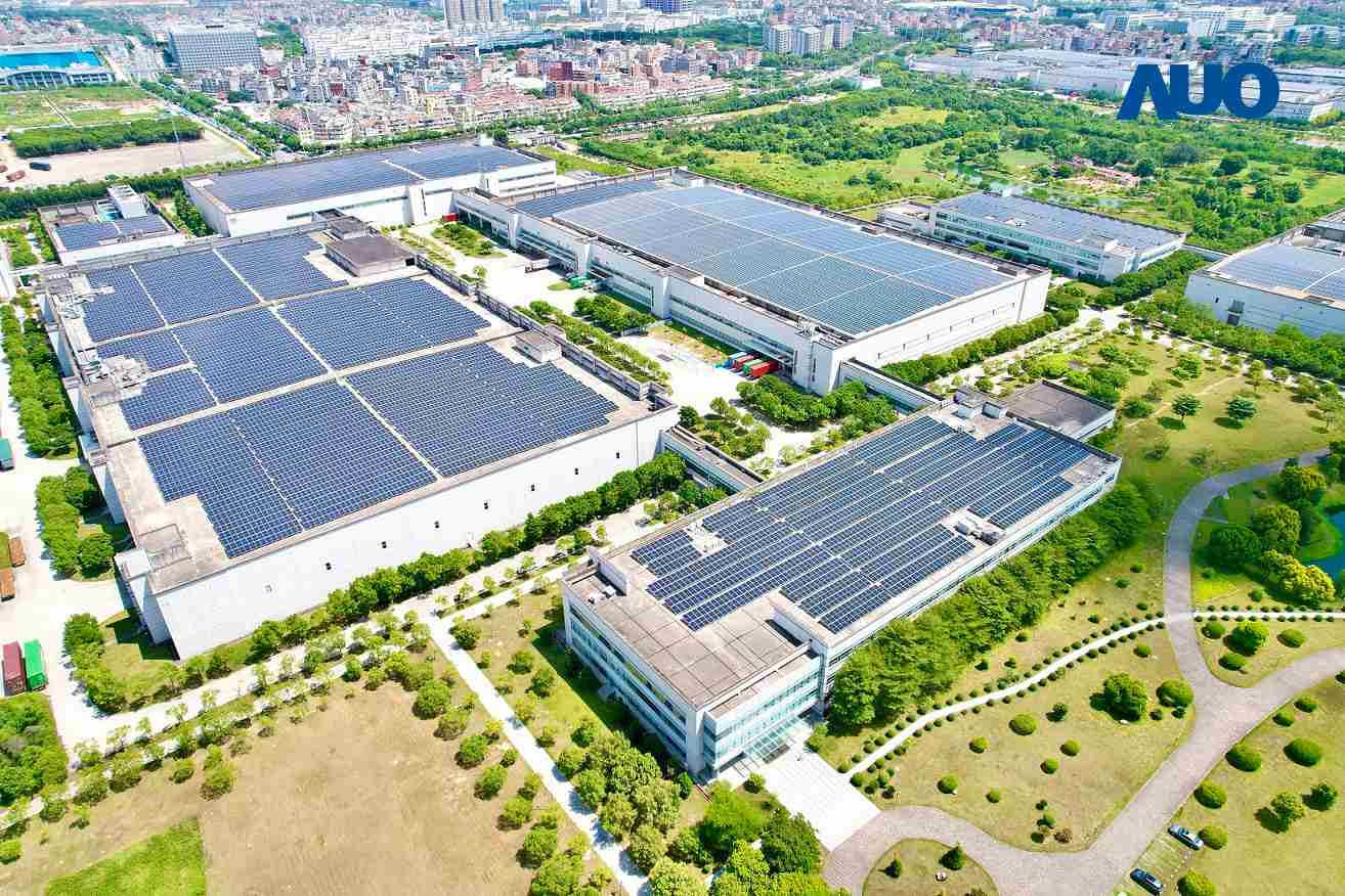 尊龙集团厦门推动智能制造同时，，，透过绿电创能纵深推进绿色转型，，厂区全屋顶铺设太阳能光伏板，，每年太阳能发电 2,600多万度