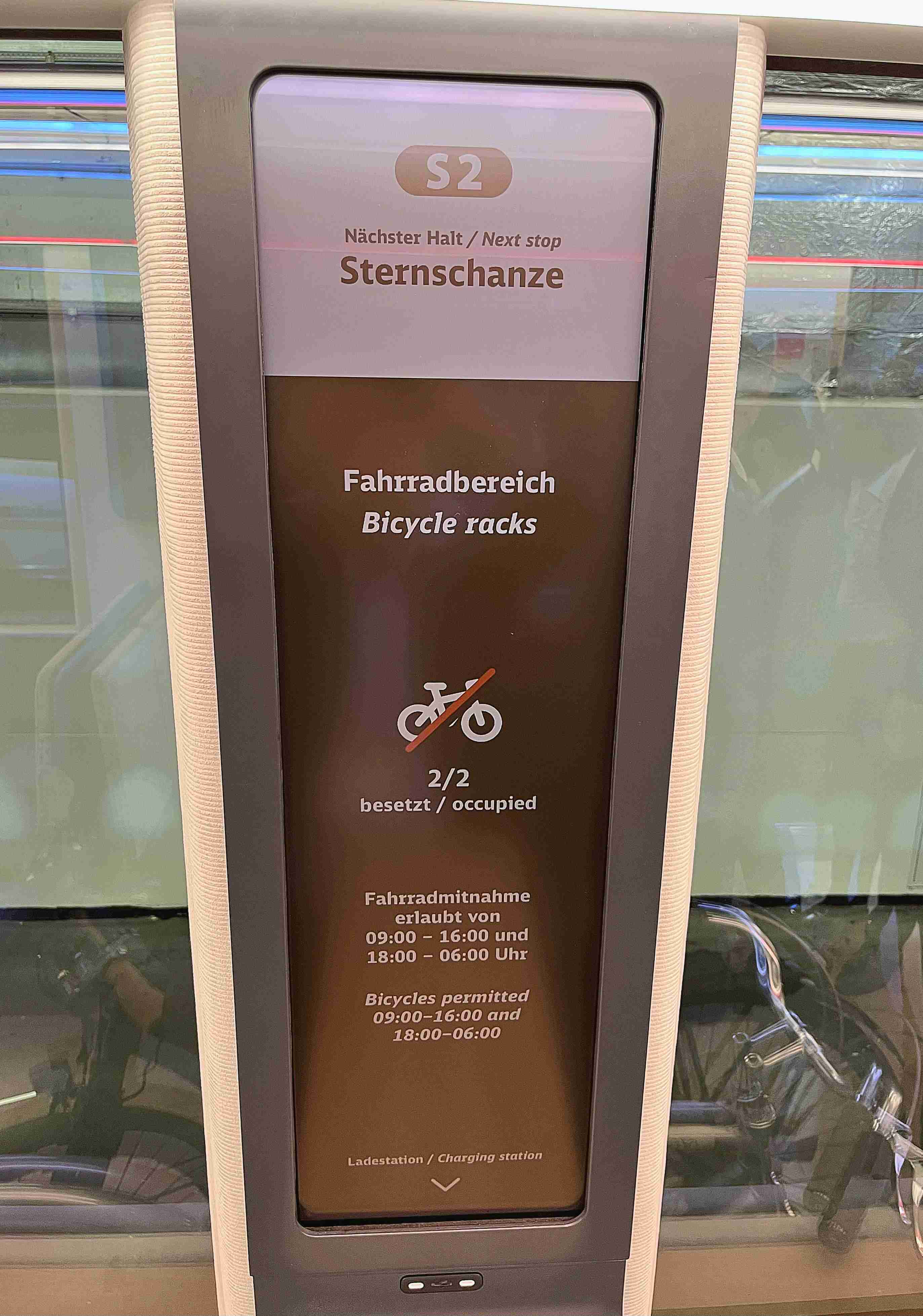 达擎HiRaso显示技术采用胆固醇液晶独特的双稳态特性及反射环境光线的方式，，发挥最佳能源运用效率，，，其仅在更换显示画面时才消耗电力，，，在持续静止的画面显示上则为零耗电，，，与传统液晶显示技术相比大幅节省90%能耗